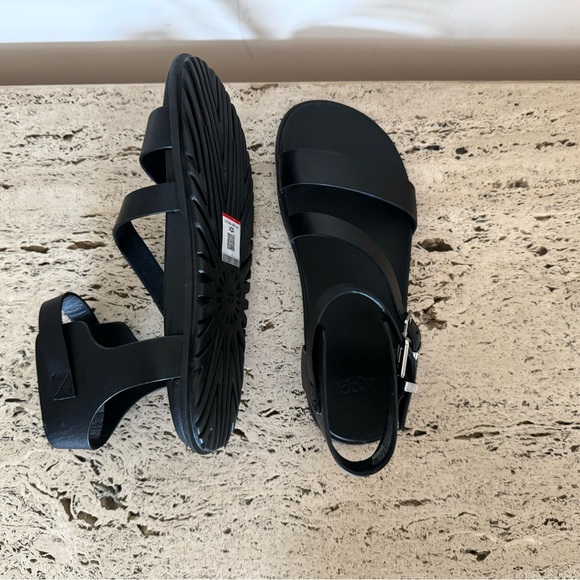 NWOB UGG Sandals Solivan Strap in leather - Picture 15 of 17